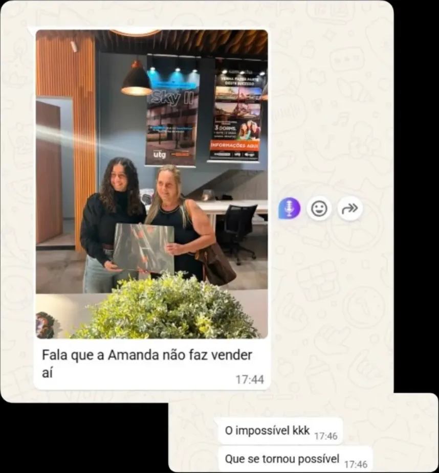 Conversa comemorando dentro da imobiliária uma venda que o time dava como impossível.